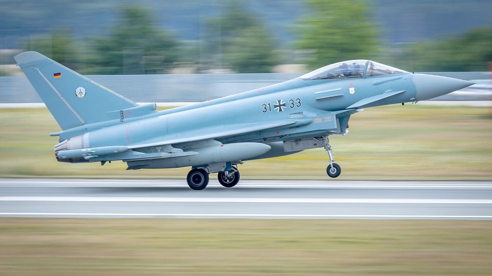Ein Eurofighter ist am Mittwoch am Bremer Flughafen gelandet. Foto: Jens Büttner / dpa