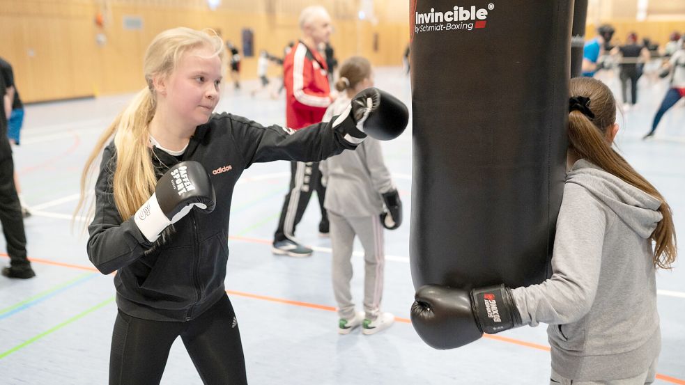 Die jungen Sportlerinnen zeigen hohen Ehrgeiz und gehen respektvoll miteinander um. Foto: Folkert Bents