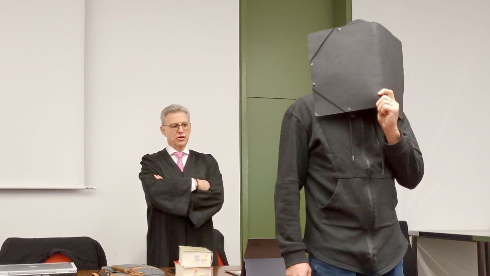 Der angeklagte Ex-Fußballtrainer im Gerichtssaal des Landgerichts mit seinem Rechtsanwalt Peter Guttmann. Foto: Britta Schultejans/dpa