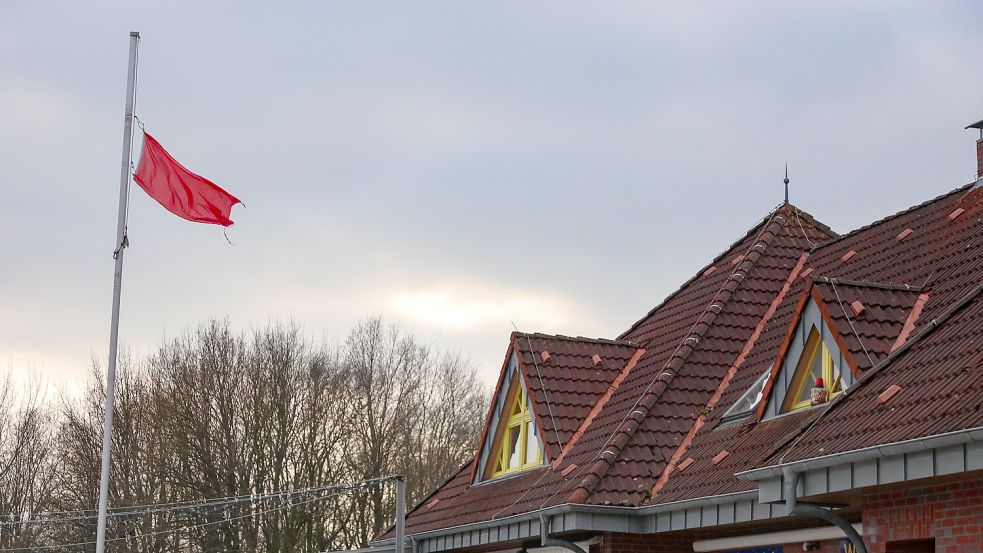 Die rote Fahne weht am Badesee: Das Schwimmen ist verboten. Foto: Romuald Banik