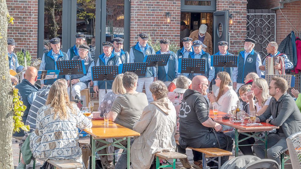 Der Störtebeker-Shanty-Chor trat im vergangenen Jahr auch bei der Maifeier in Marienhafe auf. Foto: Folkert Bents