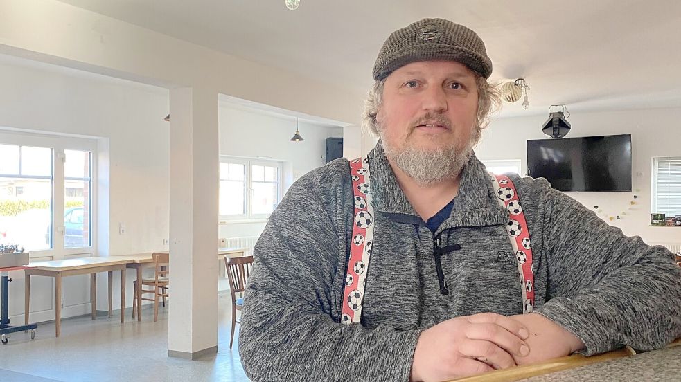 Gerhard Schoon ist in Moordorf auch als „Bauer Lustig“ bekannt. Foto: Holger Janssen