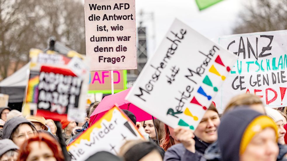 Nach Bekanntwerden der Pläne für das Treffen in Moordorf wurde eine Gegendemonstration geplant. Foto: Axel Heimken/DPA