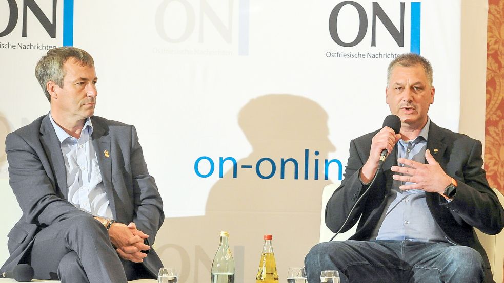 Kontrahenten: Johann Saathoff (links) und Detlev Krüger bei einer Podiumsdiskussion der ON 2021.Foto: Stephan Friedrichs