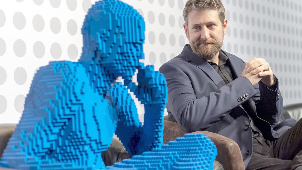 Der amerikanische Künstler Nathan Sawaya macht aus Legosteinen Kunstwerke. Foto: dpa/Martial Trezzini