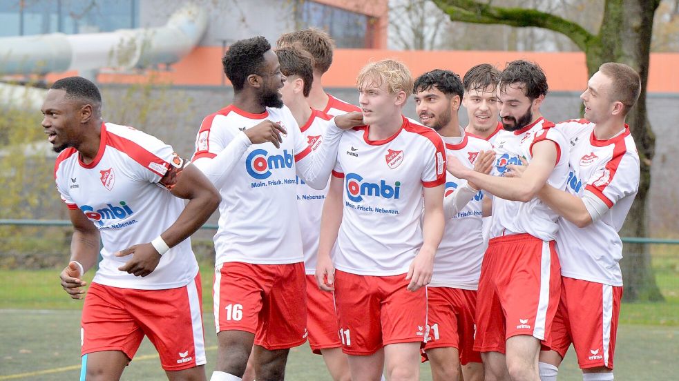 Die Spieler der SpVg Aurich wollen in der Rückrunde der Bezirksliga häufiger jubeln. Foto: Bernd Wolfenberg