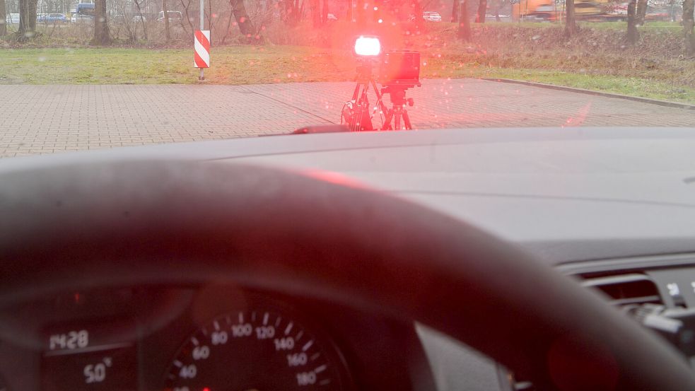 Wenn der Autofahrer ein rotes Licht sieht, war er zu schnell unterwegs.