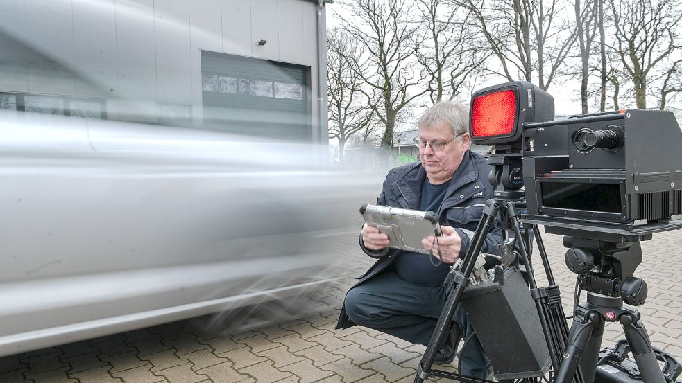 Hans-Jürgen Claßen hockt neben dem Traffi Star S 350.
