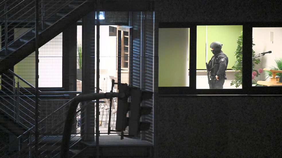 9. März 2023: Ein Polizist sichert den Tatort an der Straße Deelböge. Foto: dpa