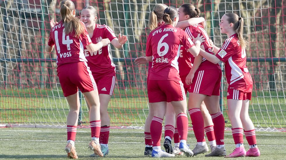 Früher Jubel auf dem Ellernfeld. Schon nach neun Minuten führte die SpVg mit 2:0 gegen Werder Bremen.Foto: Helmut Vortanz