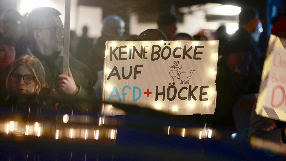 Mit Plakaten protestierten Teilnehmer einer Demo gegen eine Veranstaltung der AfD in Thüringen. Foto: DPA