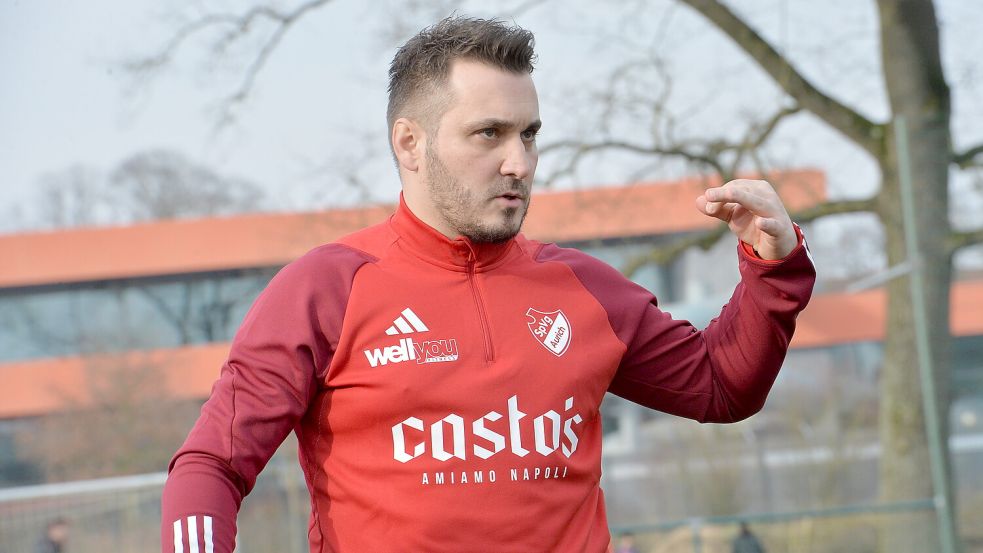 Der Auricher Trainer Claudio Casto erlebte ein aufregendes Spiel. Er dirigierte seine Elf lautstark mit Kommandos im Minutentakt. Dabei sah er viele vergebene Chancen seines Teams. Fotos: Bernd Wolfenberg.