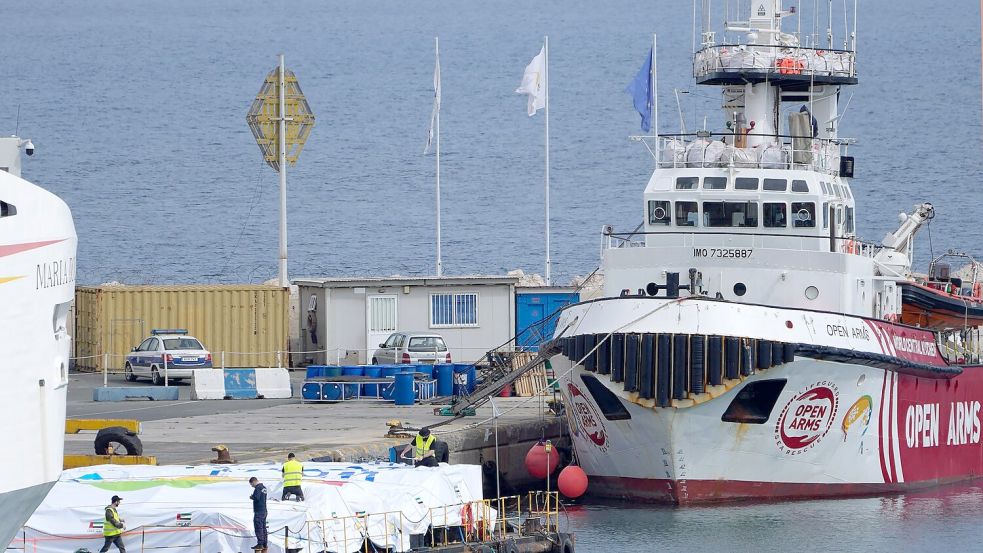 Das Schiff der spanischen Hilfsorganisation „Open Arms“ soll rund 200 Tonnen Lebensmittel von Zypern nach Gaza bringen. Foto: Petros Karadjias/AP/dpa