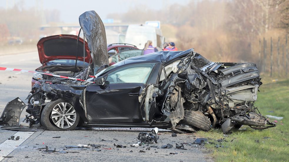 Ein Transporter war ersten Angaben der Polizei zufolge in ein Stau-Ende zwischen Quickborn und Henstedt-Ulzburg gekracht. Bei dem Unfall waren mehrere Autos ineinander geschoben worden. Eine schwangere Frau schwebt in Lebensgefahr. Sie war Beifahrerin in diesem Peugeot. Foto: Florian Sprenger