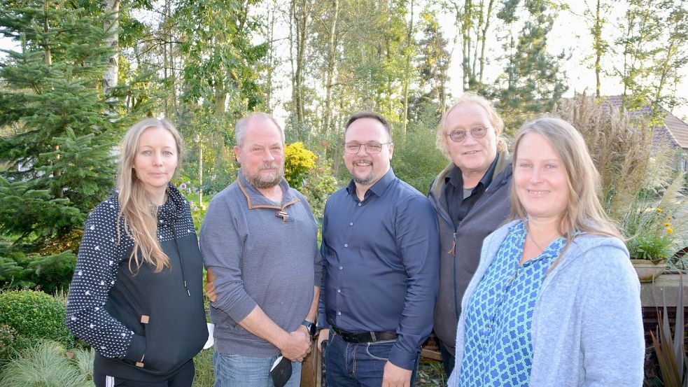 Sonja Lindemann (von links) und der Vorstand des Vereins Aktive Tierfreunde mit Henry Albers, Björn Kabbert, Dirk Müller und Regina Müller, kümmern sich um die Katzenkastrationsaktion in Ihlow.