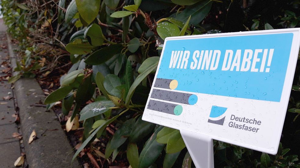 Mit kleinen Schildern werben Haushalte, die Vorverträge in Südbrookmerland abgeschlossen haben, für die Deutsche Glasfaser. Foto: Thomas Dirks