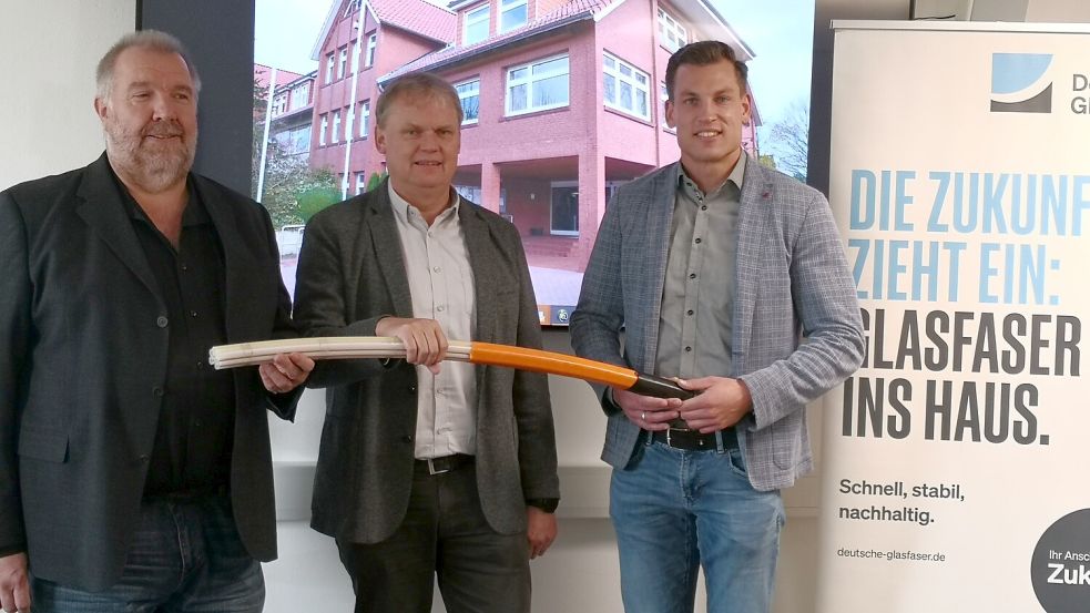 Da war die Zuversicht noch groß: Norbert Janssen (von links), der im Rathaus für IT zuständig ist, Bürgermeister Thomas Erdwiens und Oliver Prey, Projektmanager bei Deutsche Glasfaser, stellten das Projekt im Oktober vergangenen Jahres vor. Foto: Karin Böhmer