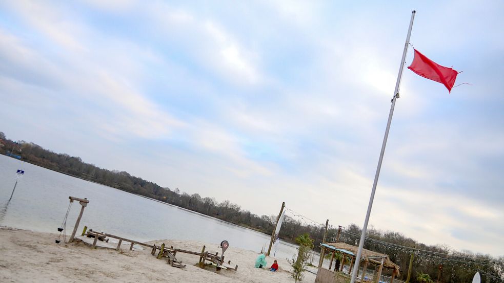 Rote Fahne am Badesee in Tannenhausen heißt, das Baden ist aktuell verboten. Zeigen die Auricher Eintrittsgeldern für den Badesee auch die rote Flagge? Fotos: Romuald Banik (2)/Christin Wetzel (4)