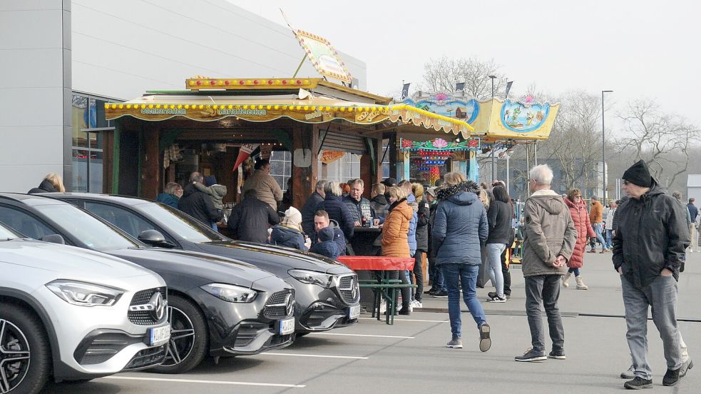 Vor dem Autohaus Senger in Schirum stand ein Karussell. Viele Händler hatten auch Verzehrstände aufgebaut. Foto: Stephan Friedrichs