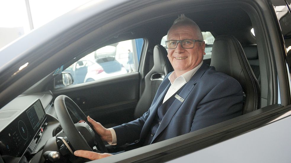 Manuel Hüls ist von dem Ioniq 5 N begeistert. Er führt das Auto mit all seinen Funktionen vor. Foto: Stephan Friedrichs