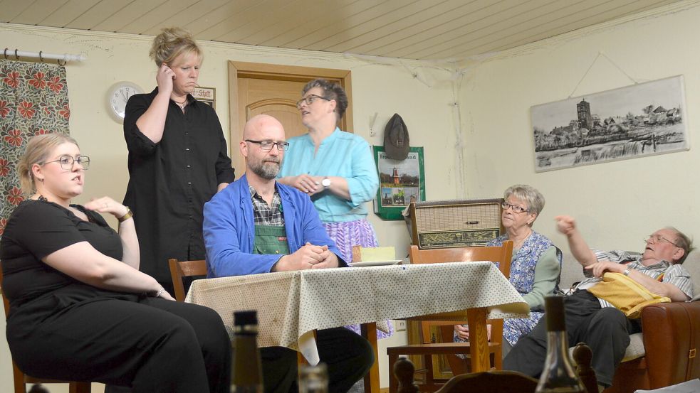 Mietertreff „ünner een Dack“: Saskia Barkhoff (von links), Kim Janssen, Volker Vienna, Ilona Barkhoff, Erika Beninga und Gerhard Dyhr. Fotos: Gerd-D. Gauger