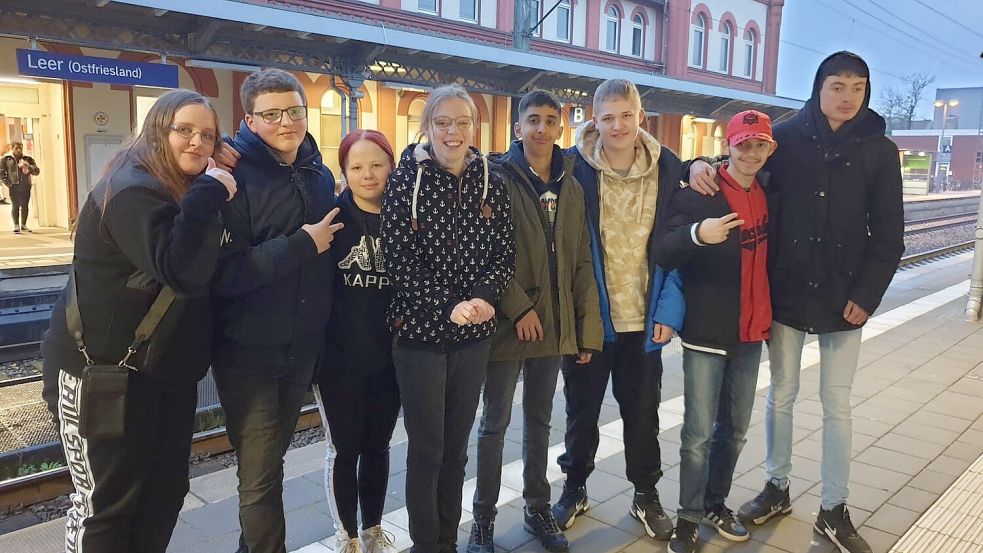 Spontan fuhr die Film-Gruppe der Astrid-Lindgren-Schule Moordorf schon am Montagnachmittag nach Hannover. In Leer ging es in den Zug, bevor der Bahnstreik die Reise nach Hannover unmöglich macht. Foto: Andreas Meier