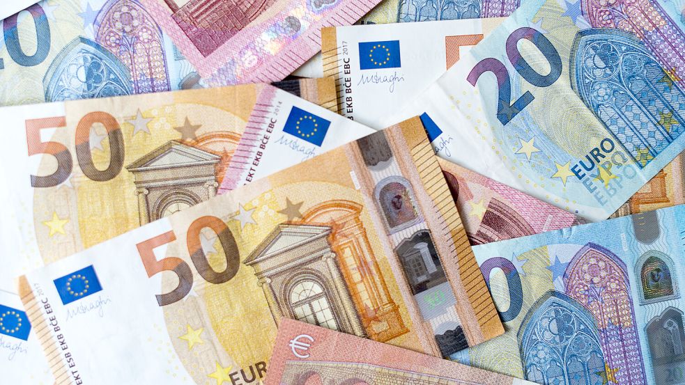 Bei der Beförderung der Büroleiterin von Niedersachsens Ministerpräsident Stephan Weil (SPD) geht es um viel Geld. Foto: Monika Skolimowska/dpa-Zentralbild/dpa