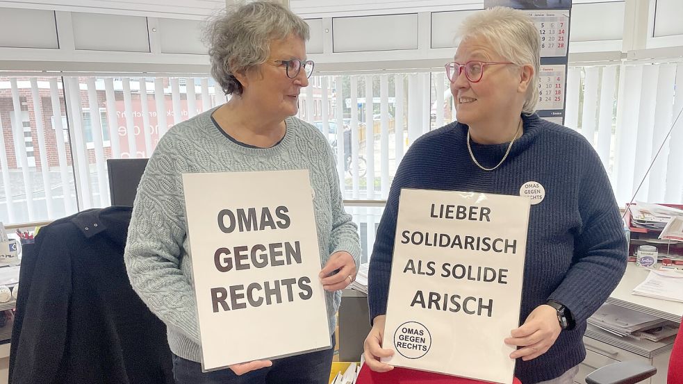 Hilde Pitters und Roswita Mandel gehen mit zahlreichen anderen Bewegungs-Anhängern in Ostfriesland als „Omas gegen Rechts“ auf die Straßen. Foto: Patrick van Hove