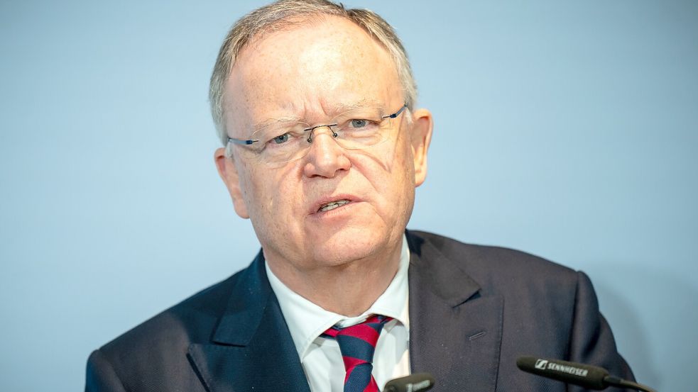Über das Gehalt der Büroleiterin von Ministerpräsident Stephan Weil (SPD) ist in Niedersachsen eine politische Debatte entstanden. Foto: Michael Kappeler/dpa