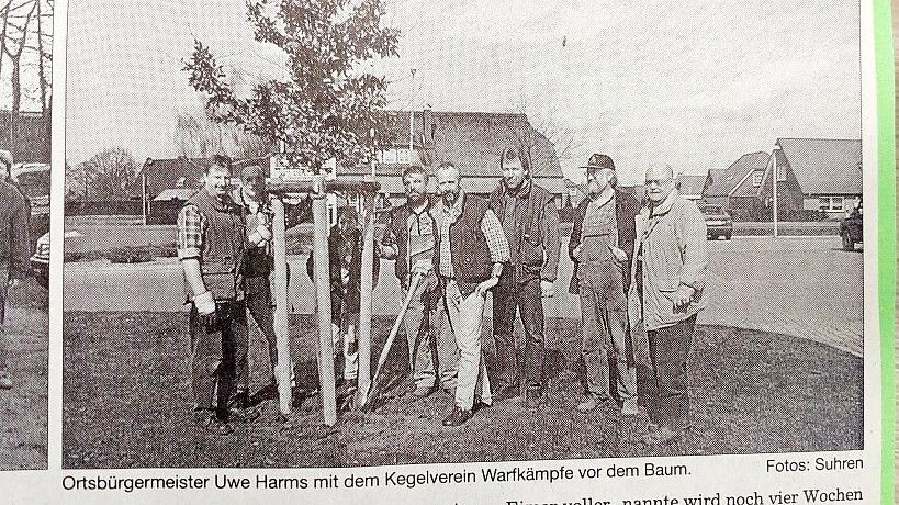 Schon beim 1. Umwelttag 1991 pflanzten die Holtroper einen Baum, wie dieser abfotografierte Zeitungsausschnitt aus den ON zeigt. Foto: Martin Aden