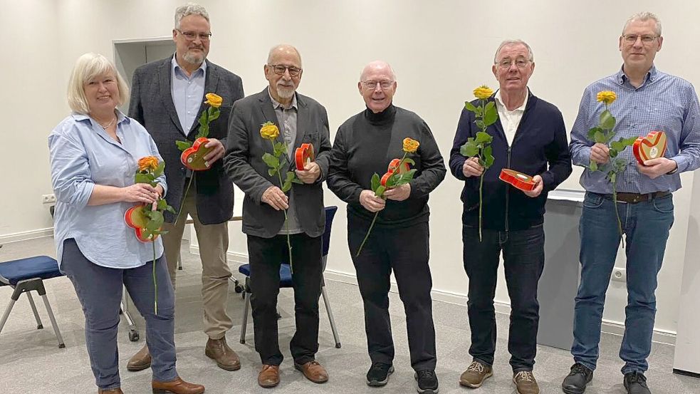 Sie sind nicht der neue Kirchenvorstand der Lambertikirche, sondern sorgten wie viele andere Wahlhelfer am Sonntag für den korrekten Ablauf der Wahl: Elke Wiebel (von links), Alexander Wiebel, Helmut Mattheus, Peter Higgen, Martin Janssen und Carsten Lisson. Foto: Angelika Scheepker