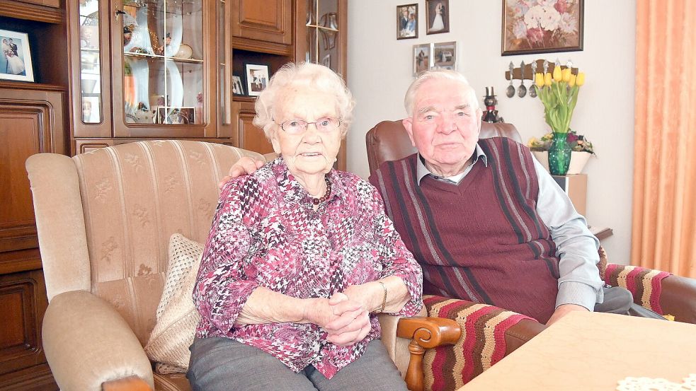 Seit 70 Jahren sind Theda und Diedrich Janssen glücklich verheiratet. Foto: Gerd-Arnold Ubben