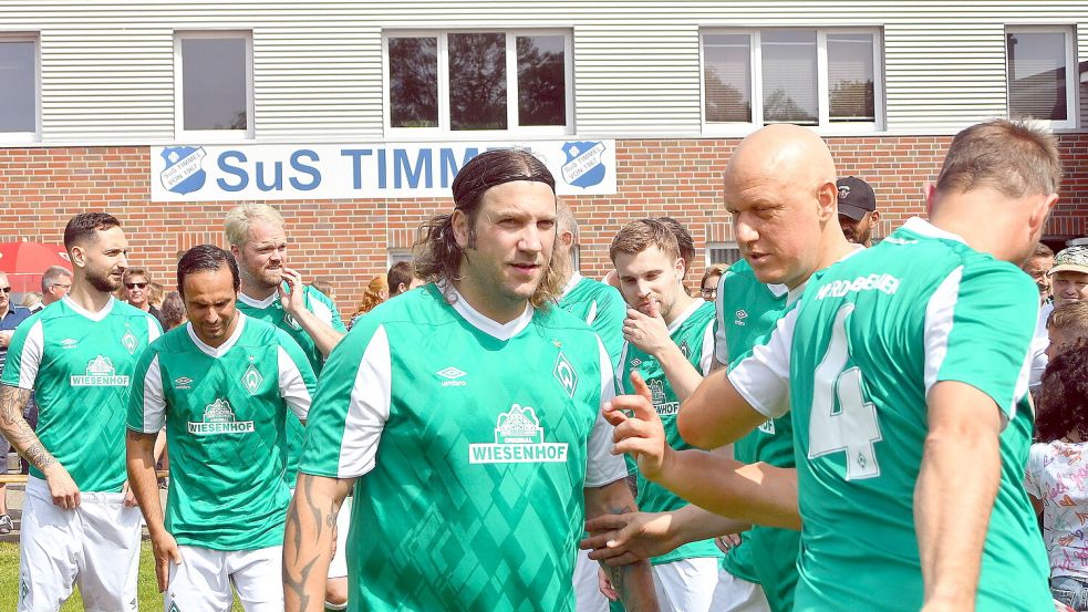 Ehemalige Profi-Fußballer des Bundesligisten Werder Bremen (hier bei einem Auftritt 2022 in Timmel) werden im Juni im Brookmerland zu Gast sein. Foto: Gerd-Arnold Ubben