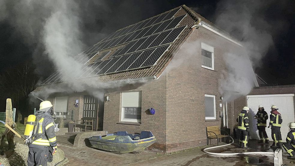 Aus dem Haus drang dichter Rauch. Foto: Feuerwehr