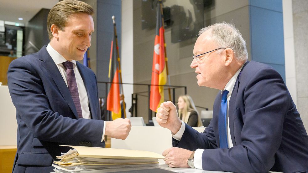 Faust auf Faust: CDU-Fraktionschef Sebastian Lechner (links) und Ministerpräsident Stephan Weil (SPD). Die CDU will einen Untersuchungsausschuss einsetzen. Dabei geht es um eine höhere Bezahlung der Büroleiterin von Weil. Foto: Julian Stratenschulte/dpa