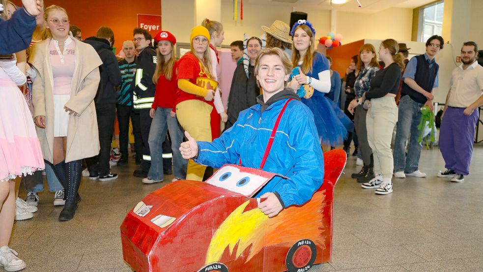 Keno Nieland als Lightning McQueen im Foyer des Gymnasiums. Foto: Romuald Banik