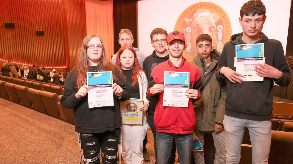 Im Saal des Astor-Kinos Hannover fand die Verleihung statt. Die Moordorfer Schüler bekamen den Preis der Jury. Foto: Markus Götte