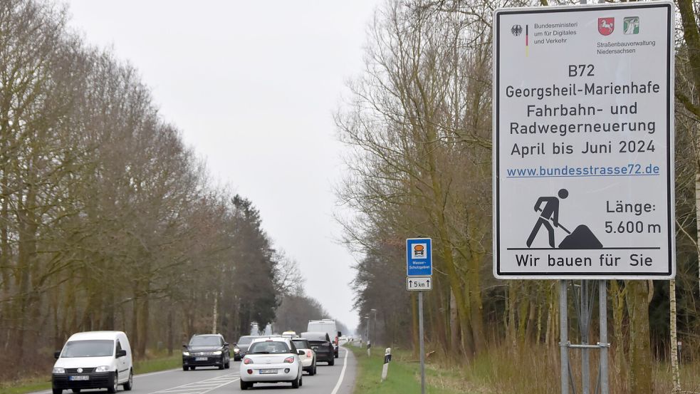 Bauinfotafeln, wie diese in Upgant-Schott, weisen auf den bevorstehenden Beginn der B 72-Sanierung hin. Foto: Thomas Dirks