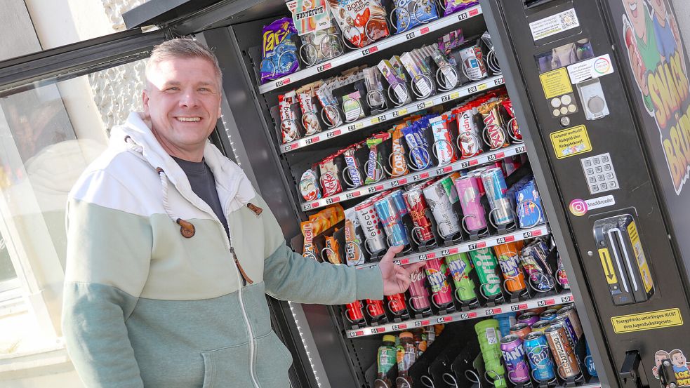 Immer prall gefüllt mit leckeren Süßigkeiten und Getränken. Dennis Stresow vor einem seiner Automaten. Foto: Romuald Banik