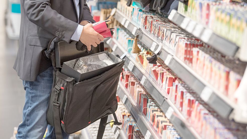 Ein Ladendetektiv demonstriert, wie Sicherungsetiketten manipuliert werden: Die Zahl der Ladendiebstähle ist in den Landkreisen Aurich und Wittmund gestiegen.Foto: Roessler/dpa