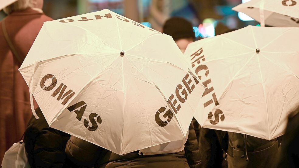 Die "Omas gegen Rechts" sind einer der Motoren für die Emder Kundgebung. Foto: DPA