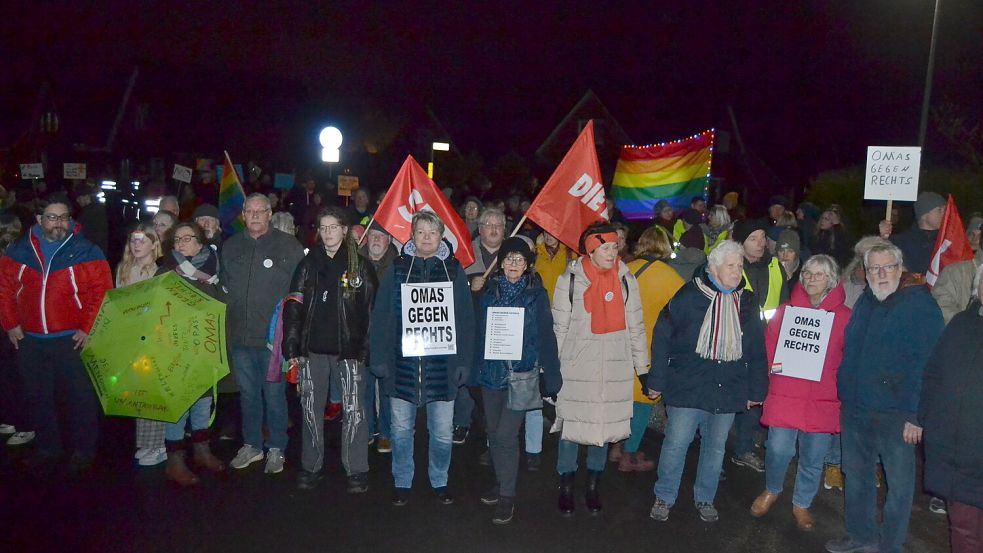 Gut 100 Demonstranten bildeten zunächst eine Menschenkette an der Ringstraße und zogen dann zur „Arche“ weiter. Foto: Lasse Paulsen