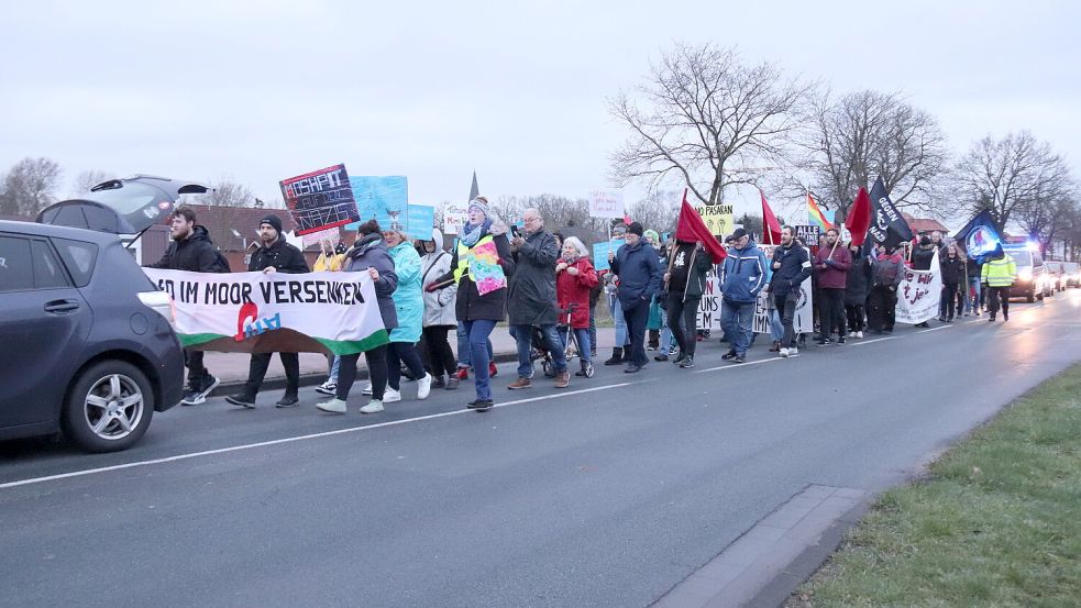 Der Demozug war mit vielen Plakaten an der Ekelser Straße zur „Arche“ an der Ringstraße unterwegs. Foto: Karin Böhmer