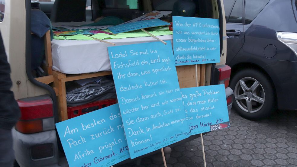 Plakate mit Zitaten von AfD-Politikern standen bereit. Foto: Karin Böhmer