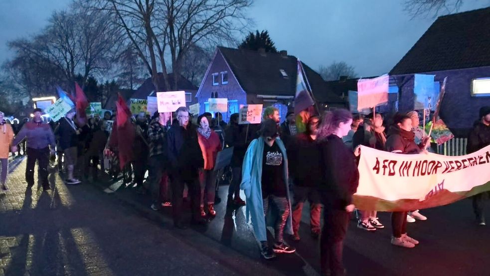 Der Demozug zog Anti-AfD-Sprüche skandierend an der Arche vorbei. Unterwegs hieß es, dass nicht die Arche Ziel des Protestes sei, sondern das ursprünglich dort geplante AfD-Treffen. Foto: Karin Böhmer