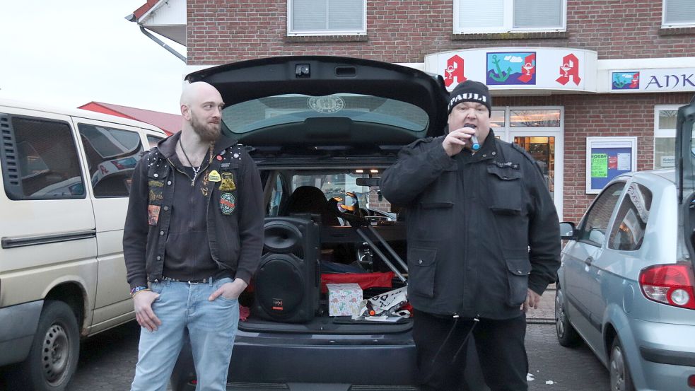 Andreas Bürger (links) und Patrick Humke freuten sich über die große Gruppe Demonstranten. Humke kündigte an, dass in Südbrookmerland ein überparteiliches Bündnis gegen Rechtsextremismus gegründet werden soll. Foto: Karin Böhmer