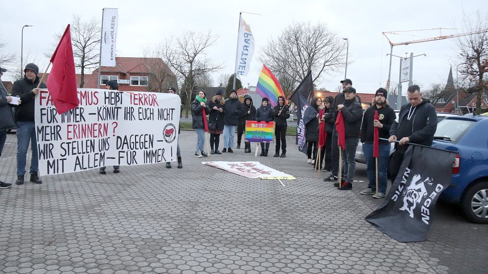 Mit von der Partie waren Teilnehmer des Offenen antifaschistischen Treffens (OAT) Nord-West. Foto: Karin Böhmer