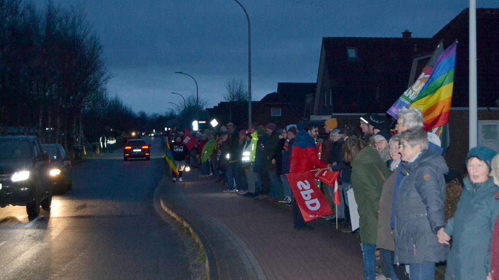 Die Demonstranten bildeten eine Menschenkette an der Ringstraße. Foto: Lasse Paulsen