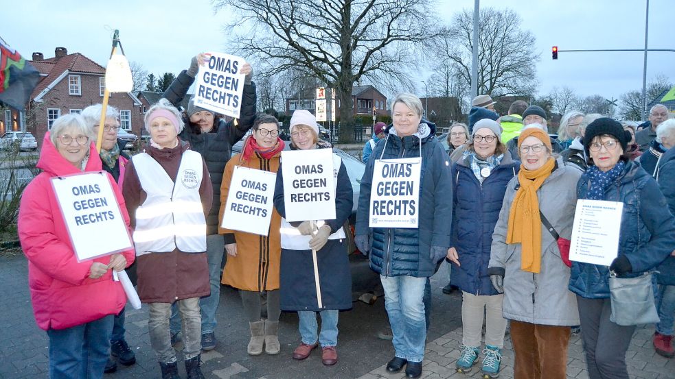 Die „Omas gegen rechts“ waren gut vertreten. Foto: Lasse Paulsen