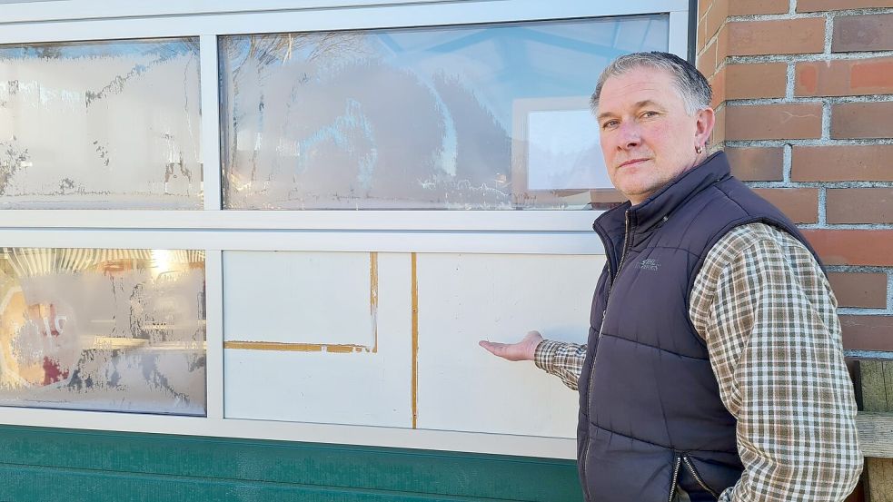 Frank Kappernagel leitet den Bauhof in Rhauderfehn, in den erneut eingebrochen worden ist. Das Foto ist nach dem Einbruch im Januar entstanden. Foto: Cordes